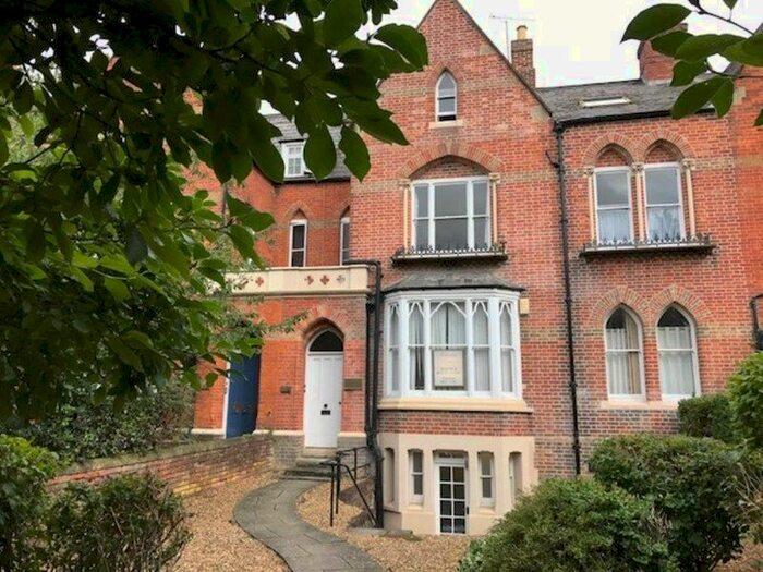 2 Bedroom Flat To Rent In Park Street, Taunton, Somerset, TA1