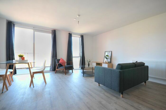 3 Bedroom Flat To Rent In Lockside Lane, Salford, M5