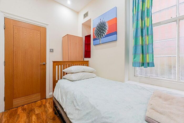 2 Bedroom Flat To Rent In Cromwell Crescent, Kensington, London, SW5