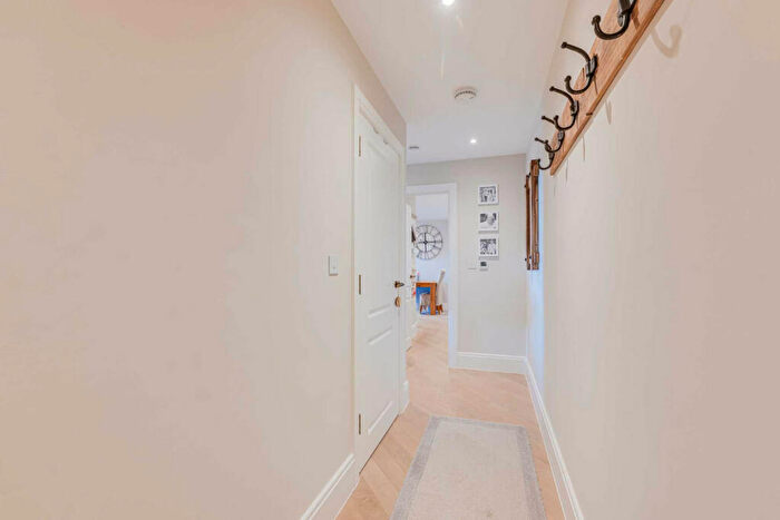 2 Bedroom Flat For Sale In Leigh Road, Leigh On Sea, SS9