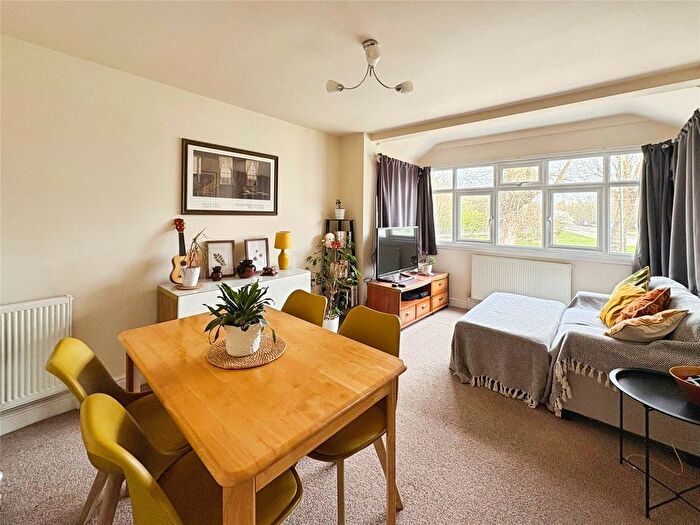 1 Bedroom Flat To Rent In Kingfield Road, Woking, Surrey, GU22