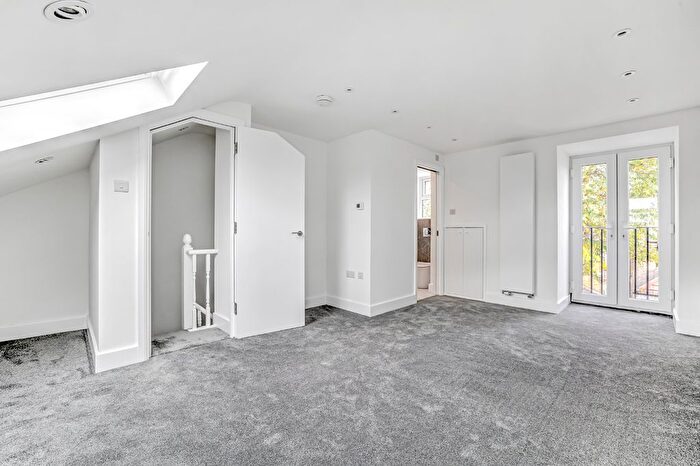 3 Bedroom Flat To Rent In Sandmere Road, London, SW4
