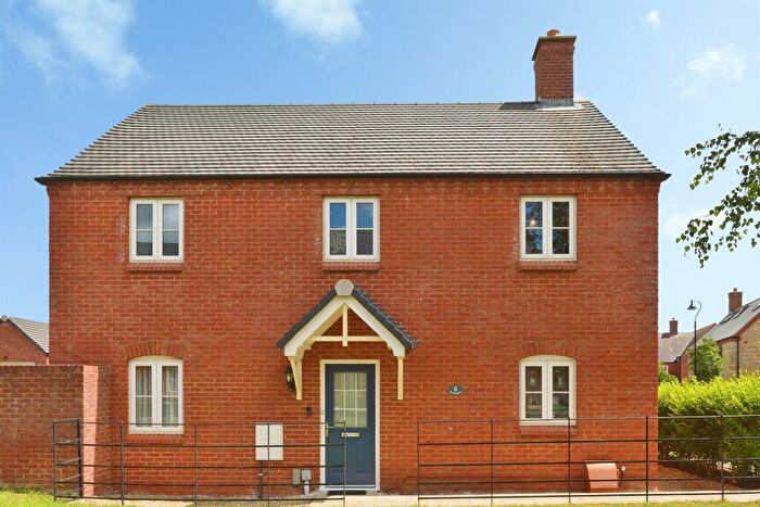 4 Bedroom Detached House For Sale In Blenheim, Old Stratford, Milton Keynes, MK19
