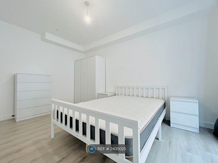 3 Bedroom Flat To Rent In Mitcham Road, London, SW17