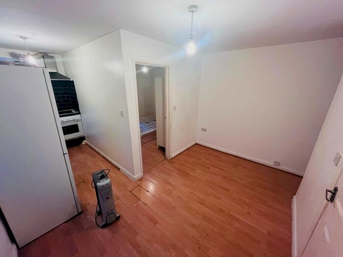 2 Bedroom Flat To Rent In Acacia Road, London, E17