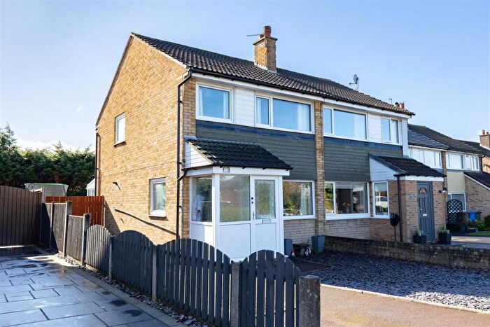 3 Bedroom Semi-Detached House For Sale In Claughton Avenue, Leyland, PR25