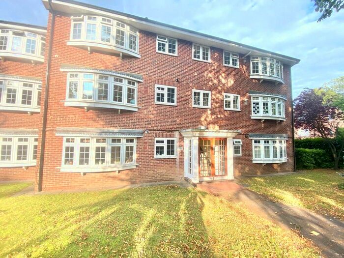 2 Bedroom Flat To Rent In West Road, Maidenhead, Berkshire, SL6