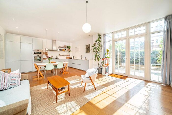 3 Bedroom Flat For Sale In Furrow Lane, Homerton, E9