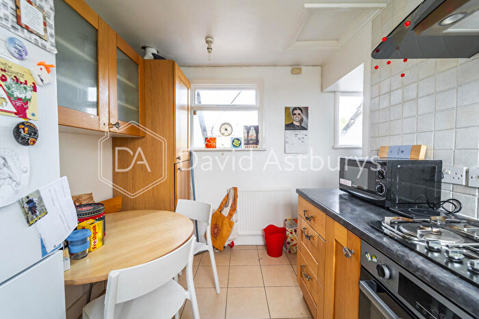 3 Bedroom Apartment To Rent In Stapleton Hall Road, Finsbury Park, London, N4