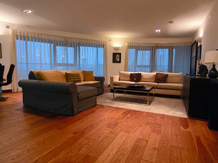 2 Bedroom Flat To Rent In Bridges Court, London, SW11