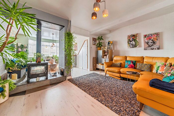 3 Bedroom Semi-detached House For Sale In Warwick Road, Balderton, Newark, NG24