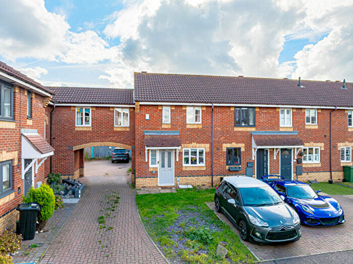 3 Bedroom Link Detached House For Sale In Warren Drive, Basildon, SS14