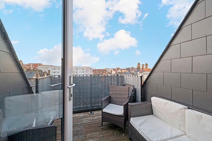 2 Bedroom Flat For Sale In High Street, Walton-On-Thames, KT12