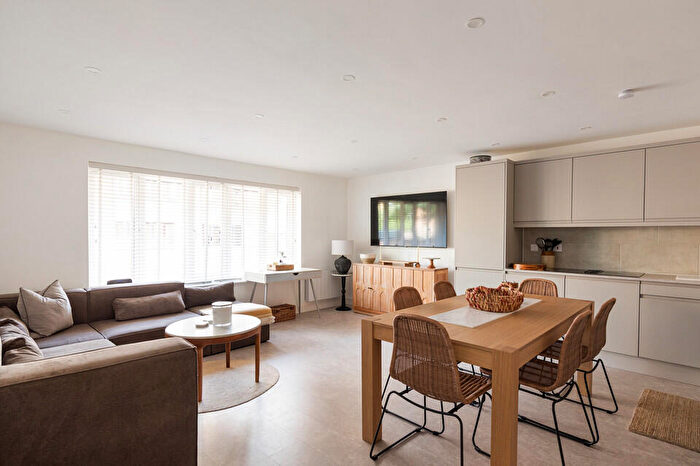 2 Bedroom Flat For Sale In Linwood Close, Camberwell, London, SE5