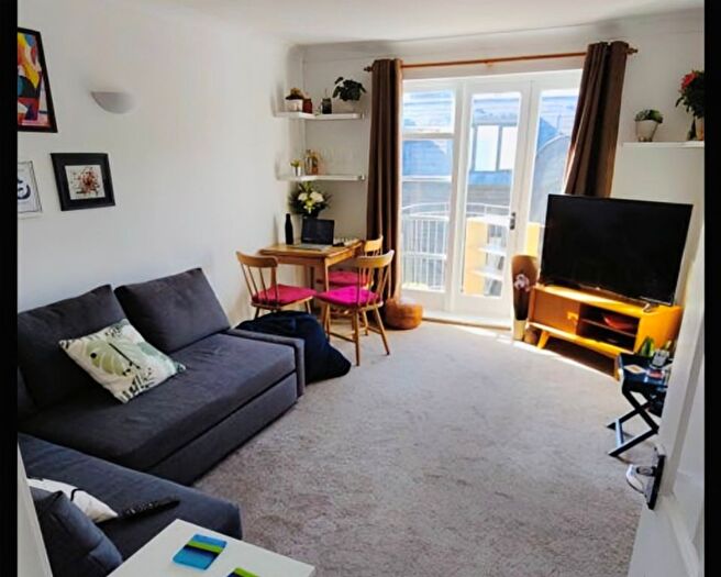 2 Bedroom Flat For Sale In Latchmere Road, London, SW11
