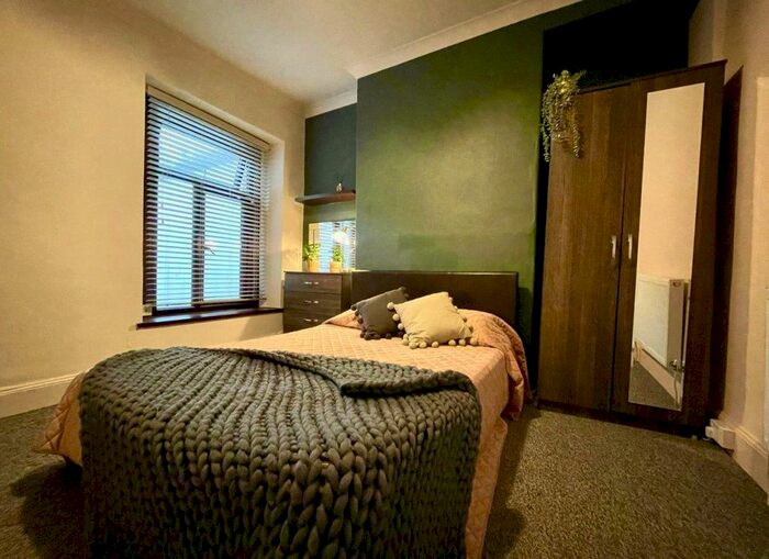 5 Bedroom Property To Rent In Kinley Street, St. Thomas, Swansea, SA1