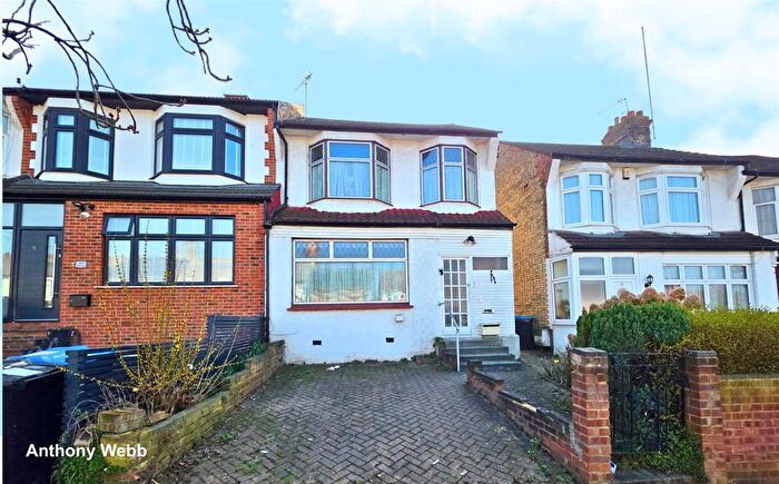 3 Bedroom End Terrace House For Sale In Evesham Road, New Southgate, London, N11