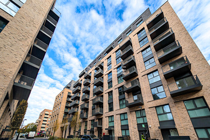 2 Bedroom Flat To Rent In Darter House, Anax Street, N4