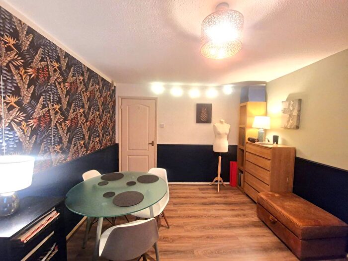 1 Bedroom Flat To Rent In Crofters Court, Croft Street, London, SE8