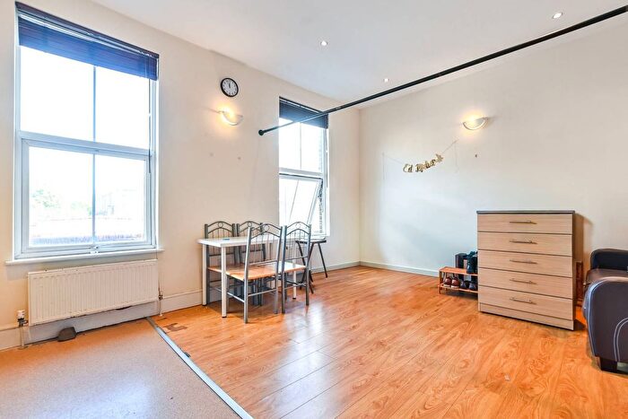 2 Bedroom Flat To Rent In Blackstock Road, Finsbury Park, London, N4