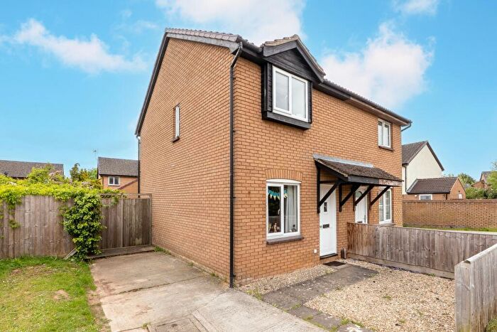 2 Bedroom Semi-Detached House For Sale In Glenmore Road, Carterton, Oxfordshire, OX18