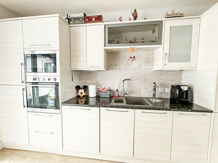 1 Bedroom Detached Bungalow For Sale In Wedgwood Way, Rochford, SS4