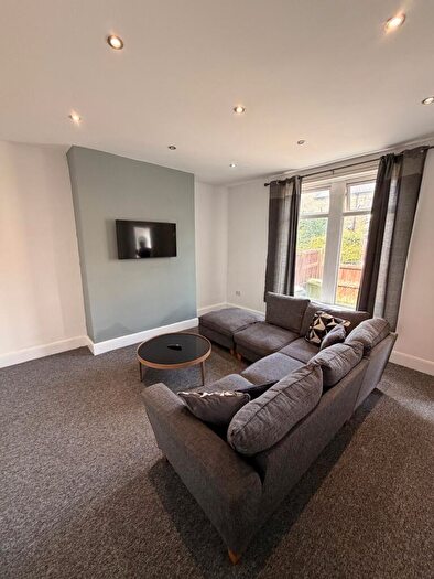 3 Bedroom Terraced House To Rent In Cross Lane, Newsome, Huddersfield, HD4