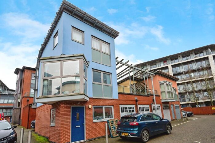 2 Bedroom Town House For Sale In Bradshaw Close, Birmingham, B15