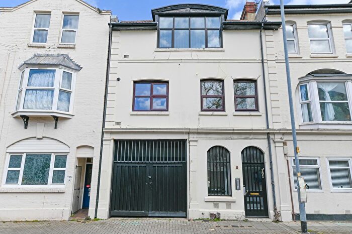 2 Bedroom Flat For Sale In Clarendon Road, Southsea, PO4