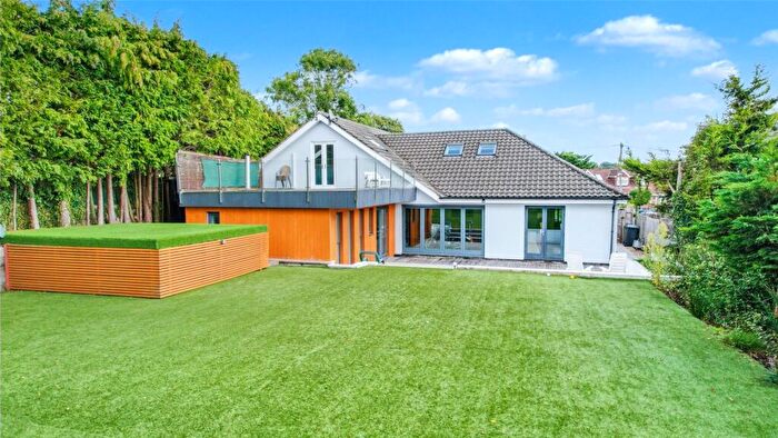 6 Bedroom Detached House For Sale In Liphook Road, Lindford, Hampshire, GU35