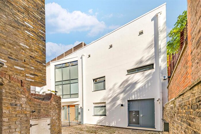 4 Bedroom House For Sale In Rosslyn Mews, Hampstead Village, NW3