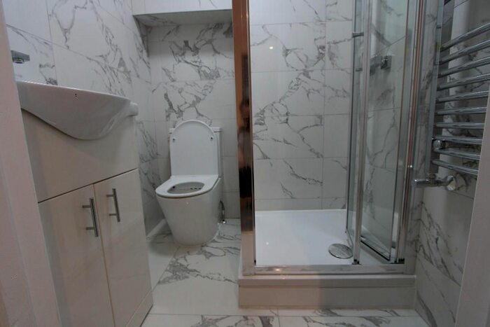 3 Bedroom Flat To Rent In Parkgate Road, London, SW11