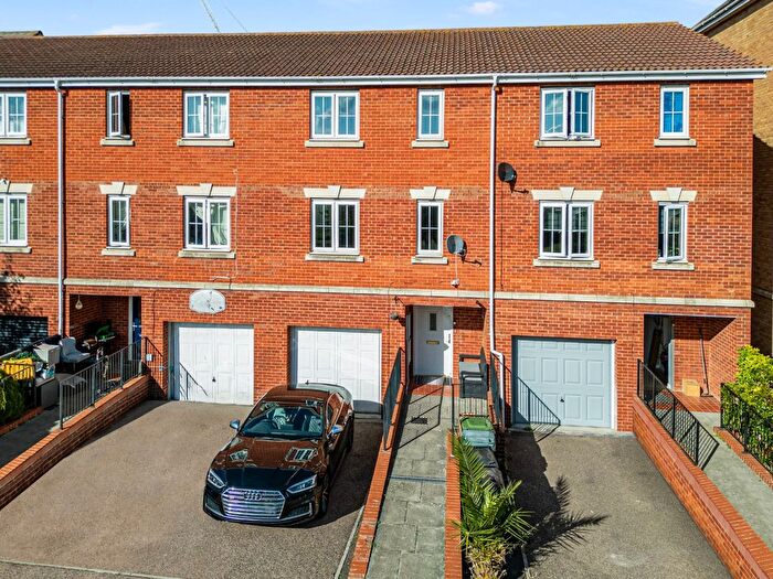 4 Bedroom Town House For Sale In Fenners Marsh, Gravesend, DA12