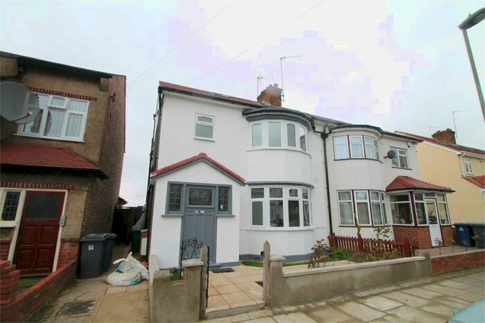 Studio To Rent In Rosemary Avenue, London, N3