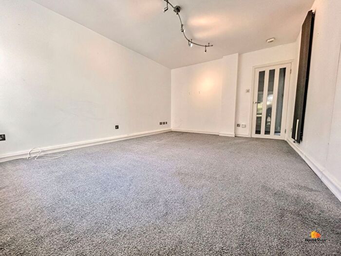 2 Bedroom Flat To Rent In Frances Street, Chesham, HP5