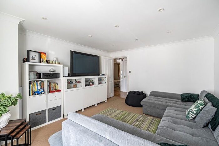 2 Bedroom Flat For Sale In Hanger Court, Woking, Surrey, GU21