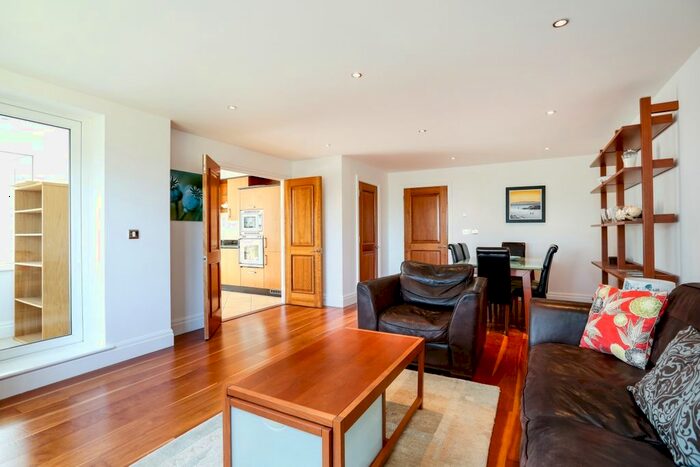 2 Bedroom Flat To Rent In Strand Drive, Richmond, TW9