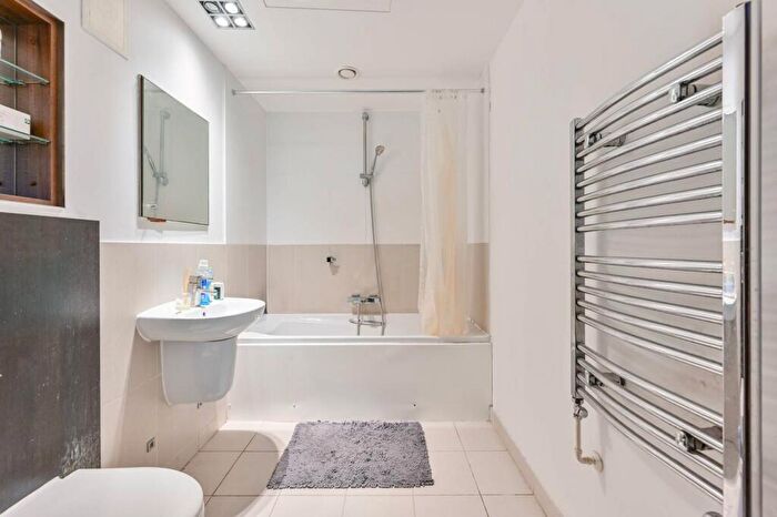 2 Bedroom Flat For Sale In Altura Tower, Battersea, London, SW11