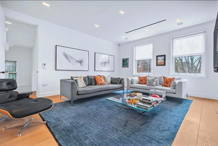 4 Bedroom Flat To Rent In Frognal Lane, London, NW3