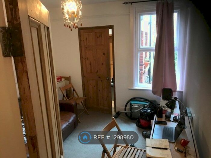 5 Bedroom Semi-Detached House To Rent In Sycamore Road, Guildford GU1