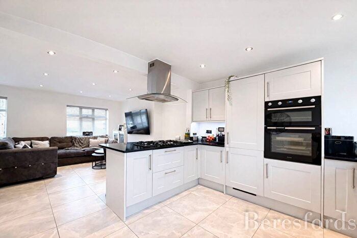 2 Bedroom Maisonette For Sale In Claremont Road, Hornchurch, RM11