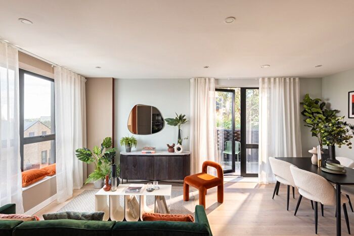 2 Bedroom Flat For Sale In Middle Road, London, W7