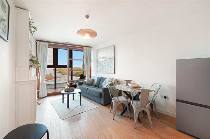 1 Bedroom Flat To Rent In Lombard Road, SW11