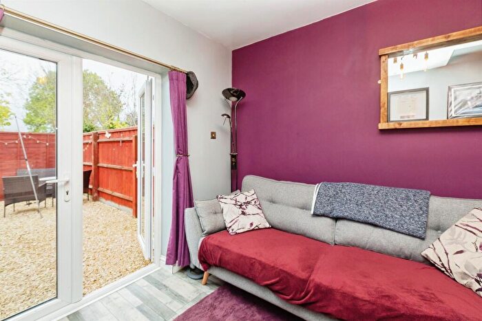 2 Bedroom End Of Terrace House For Sale In Northern Road, Aylesbury, HP19