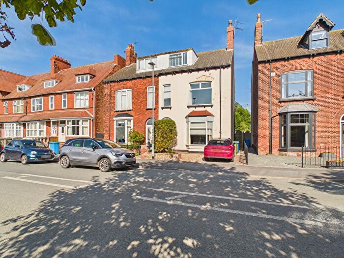 6 Bedroom Semi-Detached House For Sale In Cliff Road, Hornsea, HU18