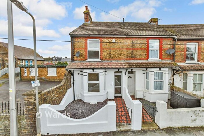 3 Bedroom End Of Terrace House For Sale In Ufton Lane, Sittingbourne, Kent, ME10