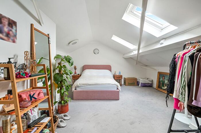 3 Bedroom Flat To Rent In Tyssen Street, London, E8