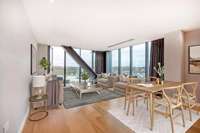 2 Bedroom Flat For Sale In St Johns Hill, Clapham Junction, London, SW11