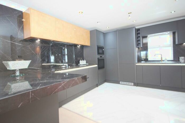 6 Bedroom Detached House To Rent In Wakehams Hill, Pinner, HA5