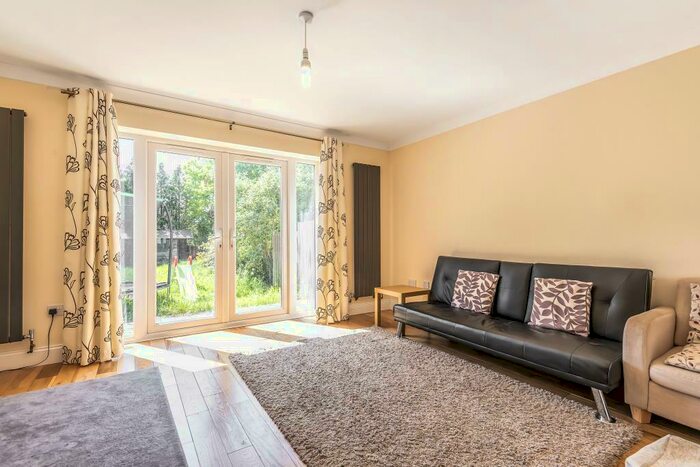 4 Bedroom Detached House To Rent In Winchester Road, Reading, RG2
